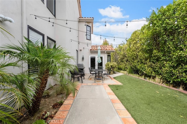 22544 N Summit Ridge Cir, Chatsworth, CA 91311 - view of grassy yard featuring a patio area