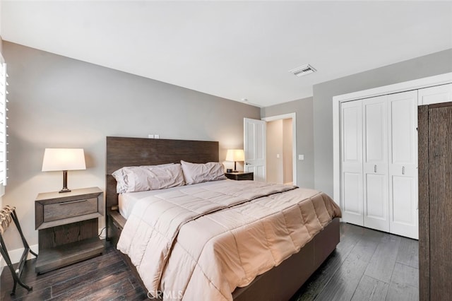 22544 N Summit Ridge Cir, Chatsworth, CA 91311 - bedroom with dark wood-style flooring and a closet