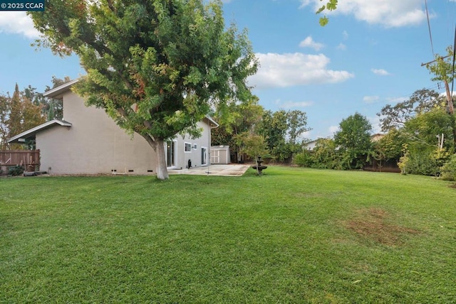 view of yard featuring a patio