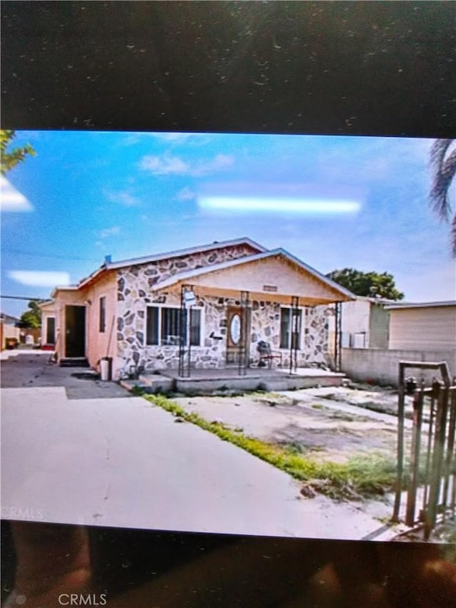 view of front of home featuring a patio