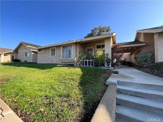 view of front of property featuring a front lawn