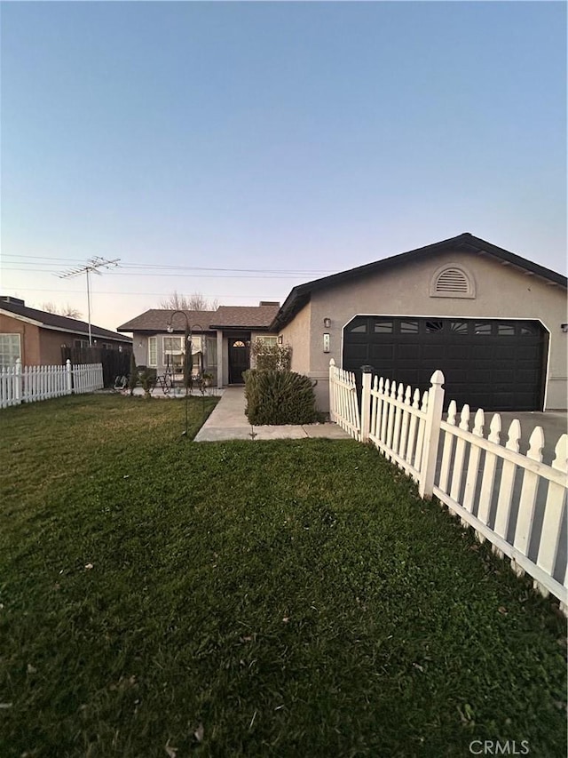 view of front of house featuring a garage and a front yard