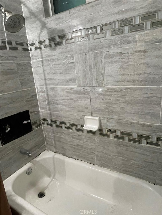 bathroom featuring tiled shower / bath combo