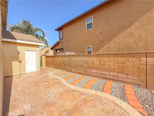 view of yard featuring a patio