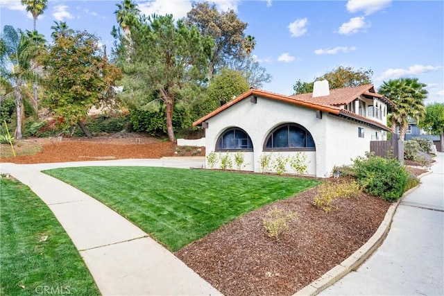 view of front of property featuring a front yard