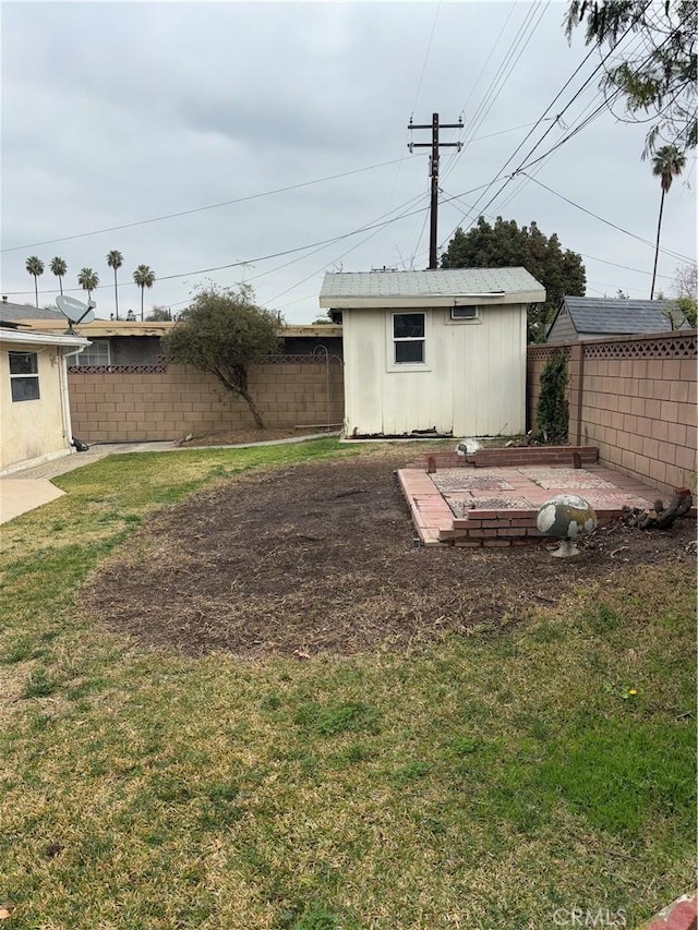 view of yard featuring a shed