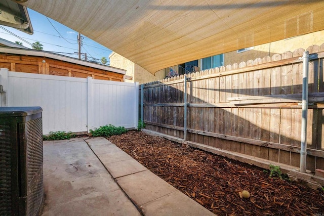 view of yard featuring a patio area