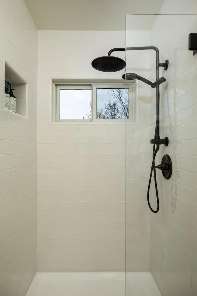 bathroom featuring a tile shower