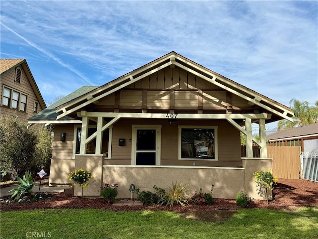 view of front of house featuring a front lawn