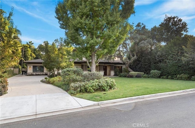 view of front of property with driveway and a front yard