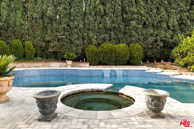 view of pool featuring an in ground hot tub