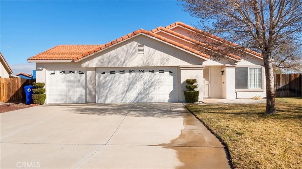 view of front of house featuring a garage and a front yard