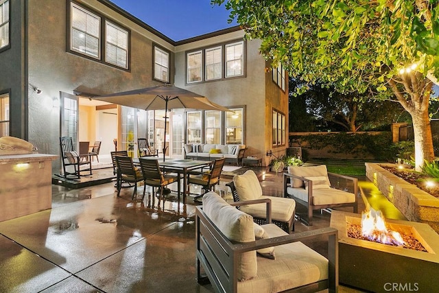 view of patio featuring an outdoor living space with a fire pit