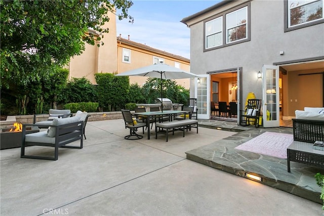 view of patio featuring an outdoor living space with a fire pit