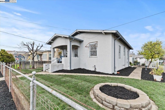 view of front of house featuring a fire pit and a front lawn