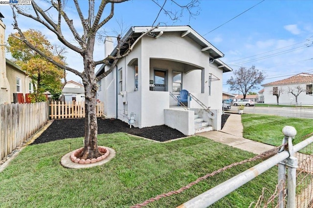 view of front of property featuring a front yard