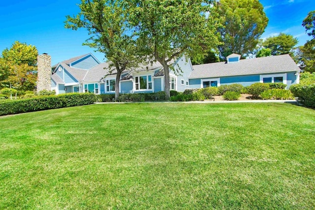 view of front of property with a front yard