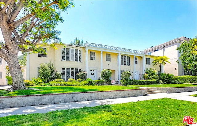 view of front of house featuring a front yard