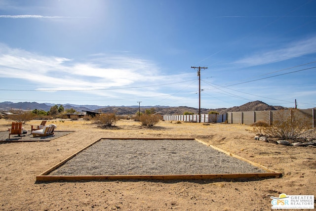 view of yard featuring a mountain view