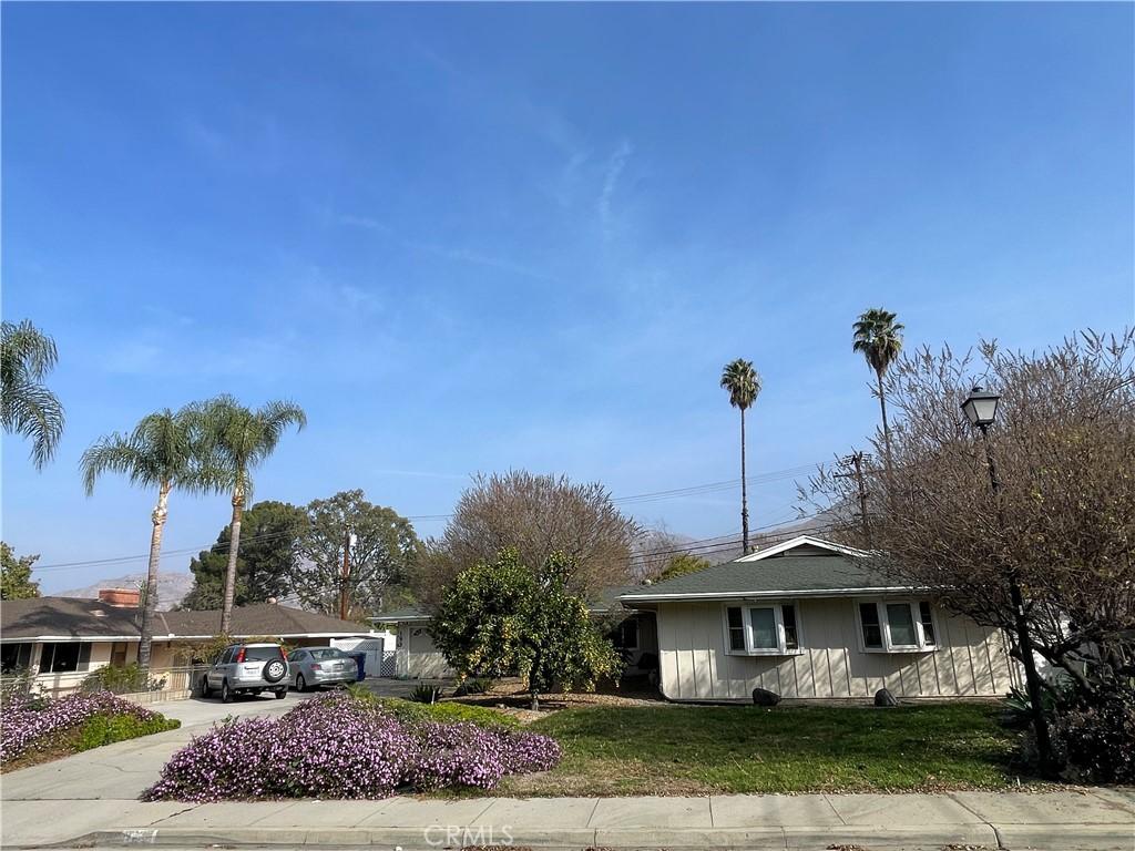 ranch-style home with a front lawn