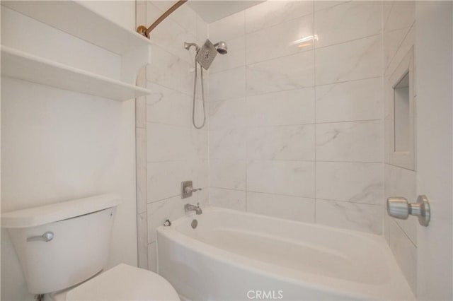 bathroom with toilet and tiled shower / bath