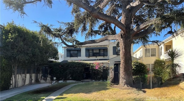 view of front facade featuring a front yard