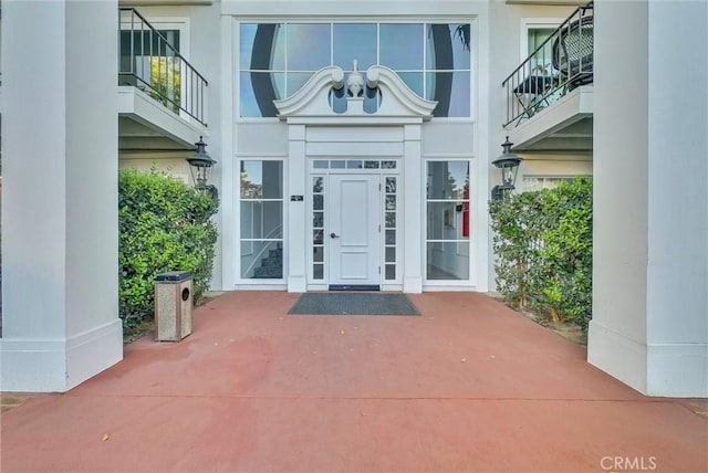 property entrance featuring stucco siding