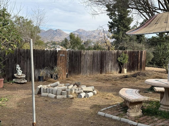 view of yard featuring a mountain view