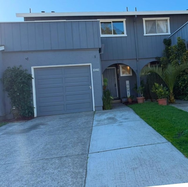 view of front facade featuring a garage