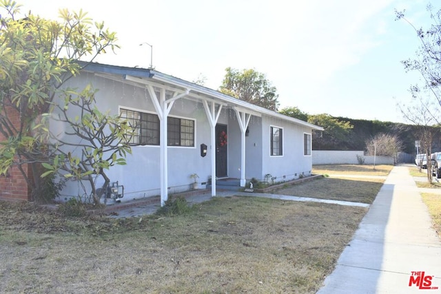 view of front of property with a front yard