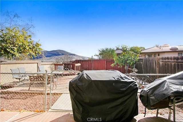 view of yard with a mountain view