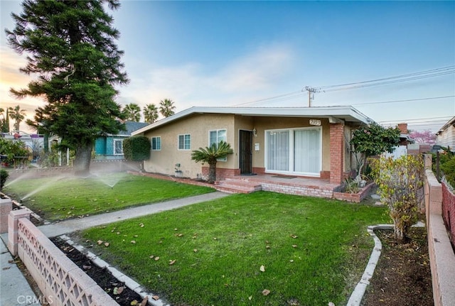 view of front of house featuring a front lawn