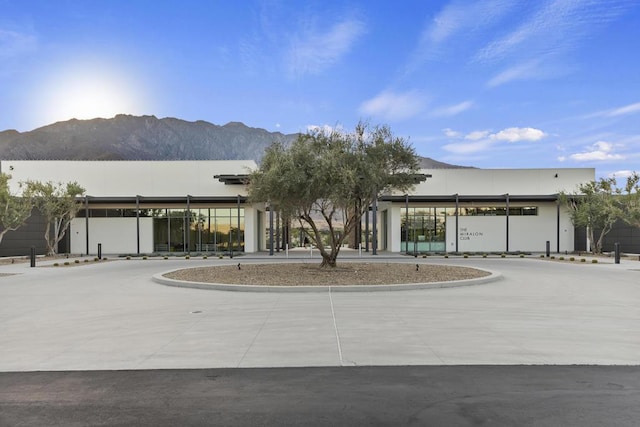 view of front of property featuring a mountain view