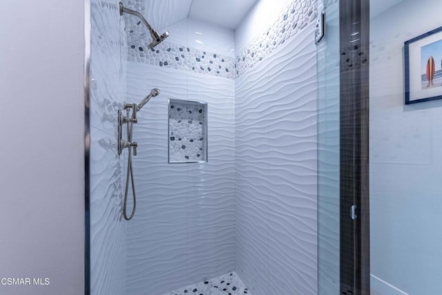 bathroom featuring a tile shower