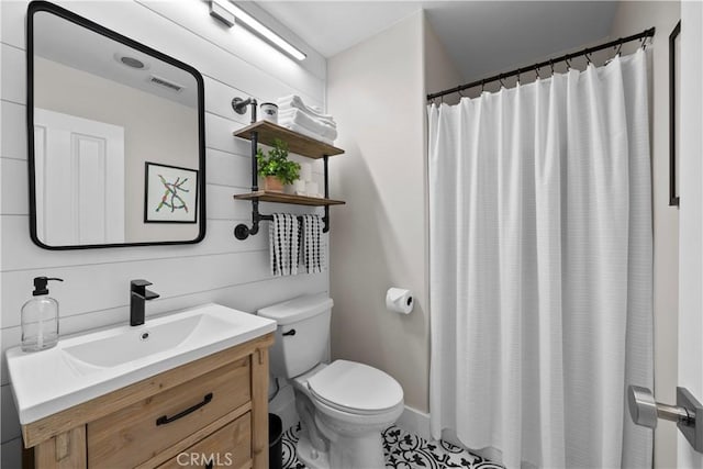 bathroom with vanity, a shower with shower curtain, and toilet