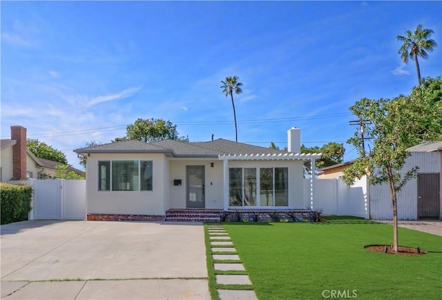 view of front of home featuring a pergola and a front yard