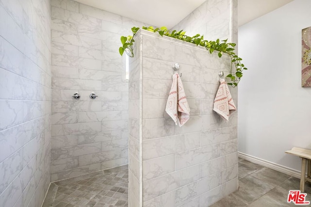 bathroom featuring a tile shower