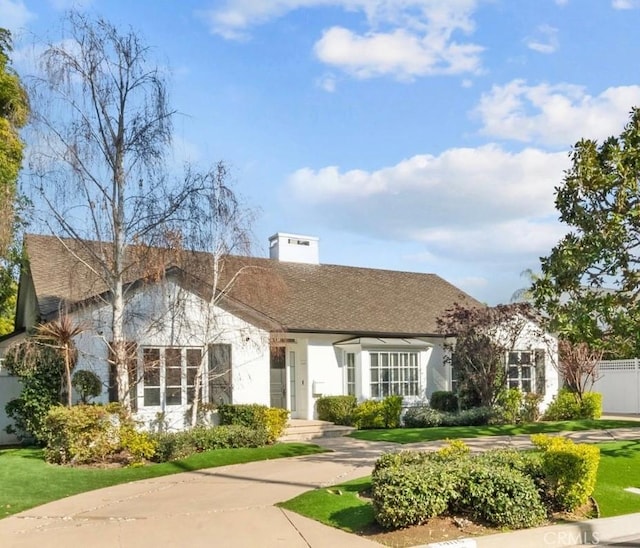 view of front of property with a front yard