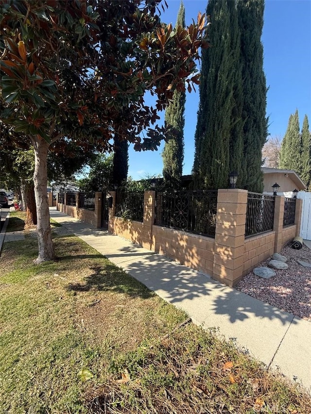 view of yard featuring a fenced front yard