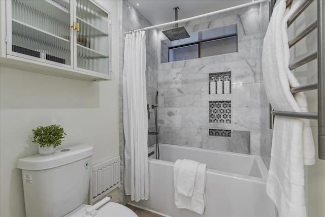 bathroom featuring shower / tub combo with curtain and toilet