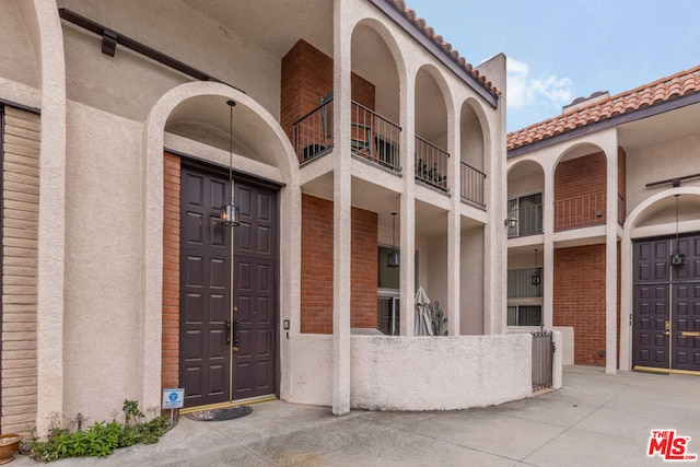 entrance to property featuring a balcony