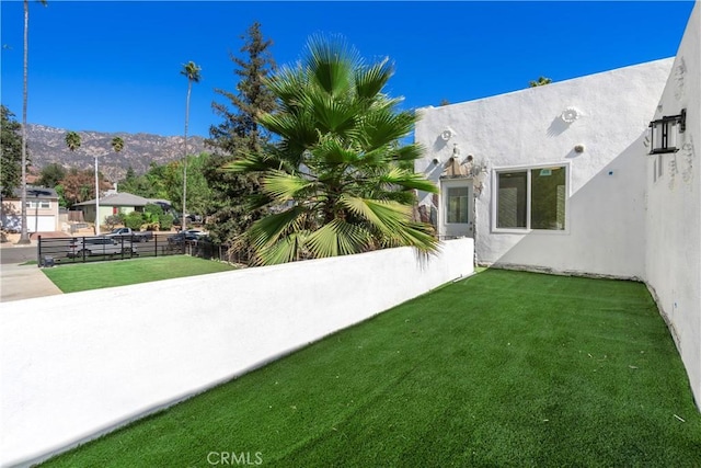 view of yard featuring a mountain view