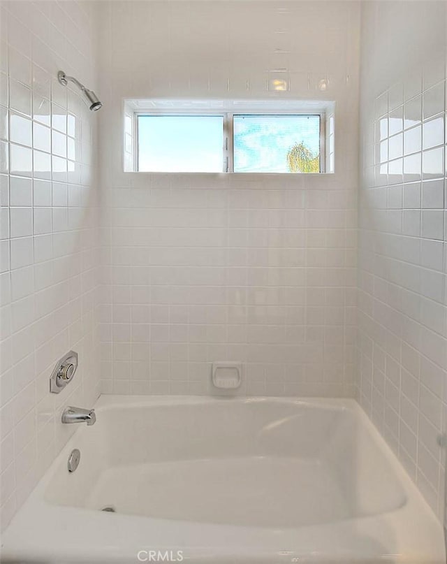 bathroom featuring tiled shower / bath combo