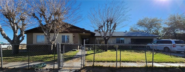 view of front of home featuring a front yard