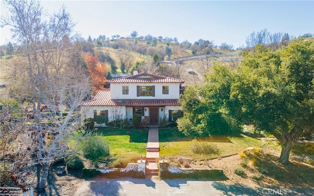 view of front of house featuring a front lawn