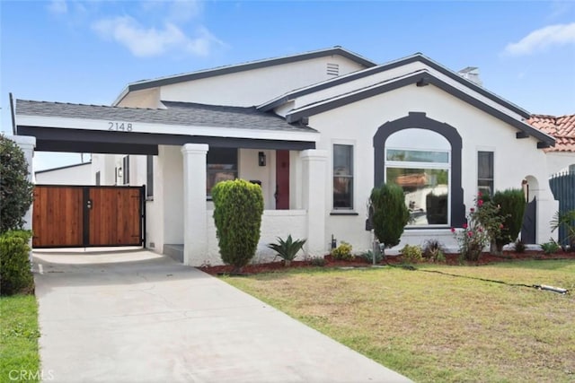 view of front of house with a carport and a front yard