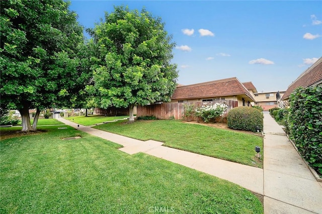 view of front of house featuring a front lawn