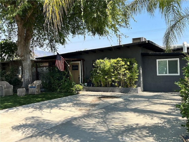 view of front of property featuring a patio