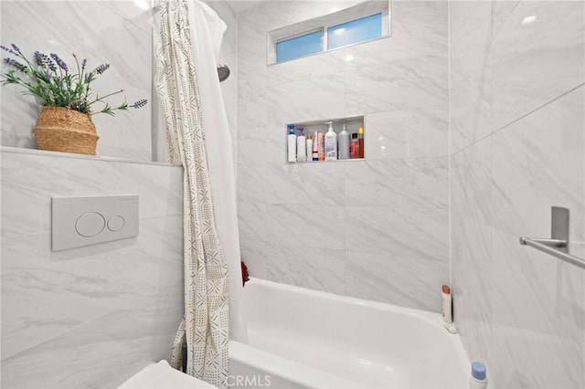 bathroom featuring shower / tub combo with curtain