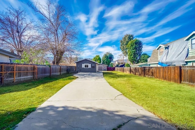 view of yard featuring a shed